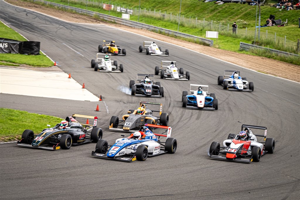 Formel 4 på Ring Djursland
(Foto: Grippo)